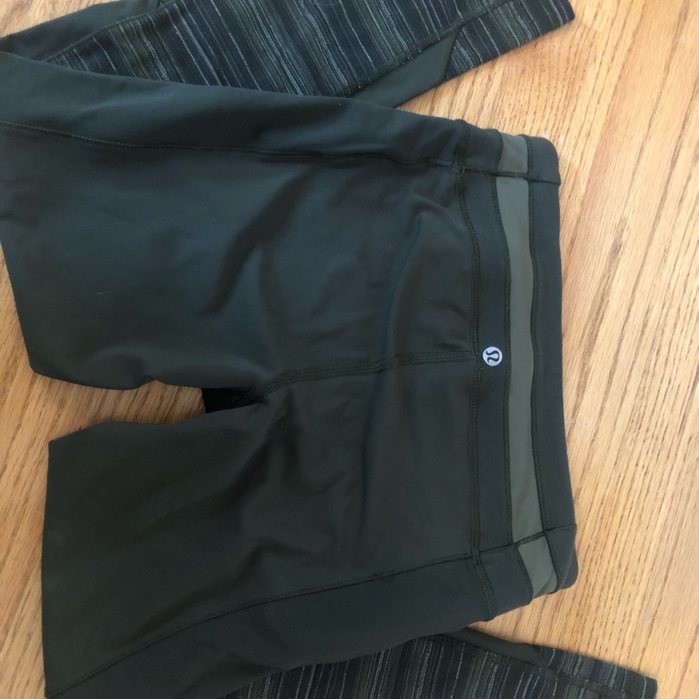 Size 4 lululemon cropped leggings! - Picture 5 of 8